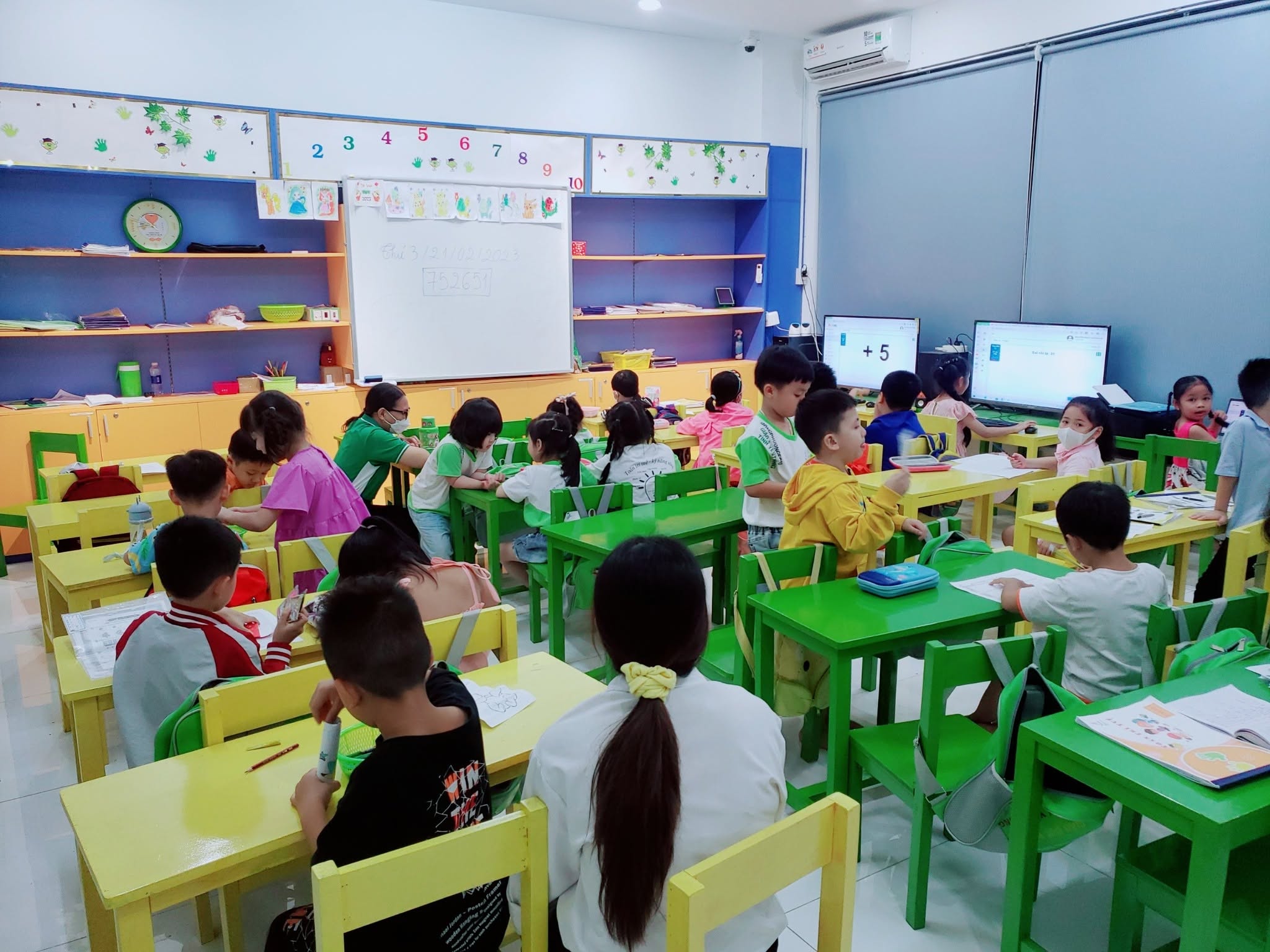 Trẻ luyện phản xạ tay mắt não trong giờ học