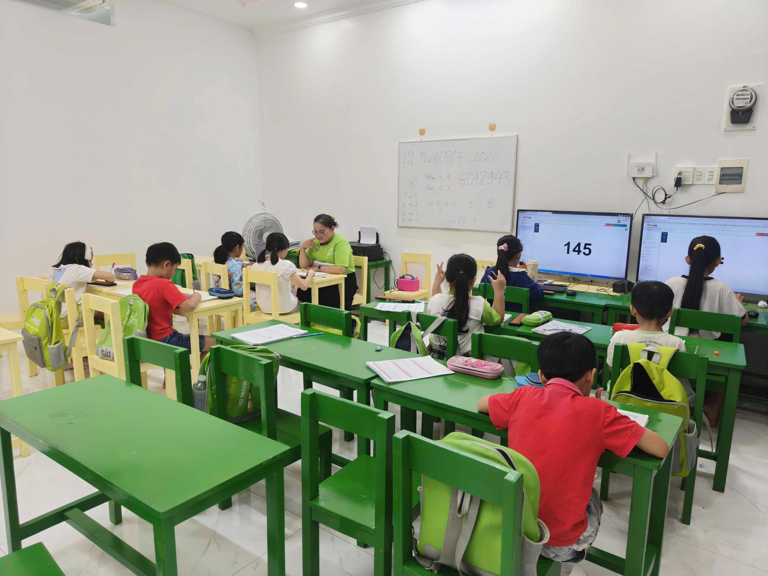 Trẻ luyện phản xạ tay mắt não trong giờ học