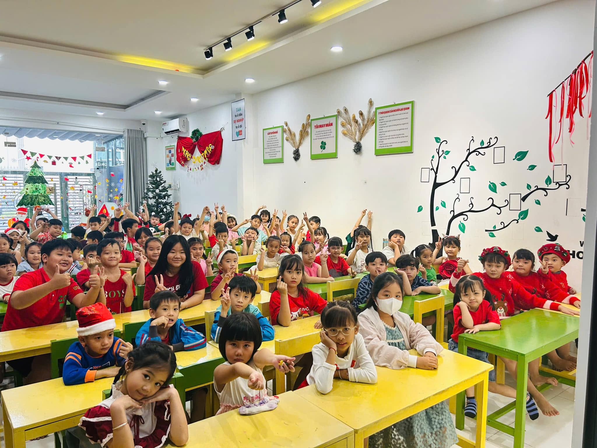 Lớp học trí tuệ với bàn tính và hoạt động tương tác
